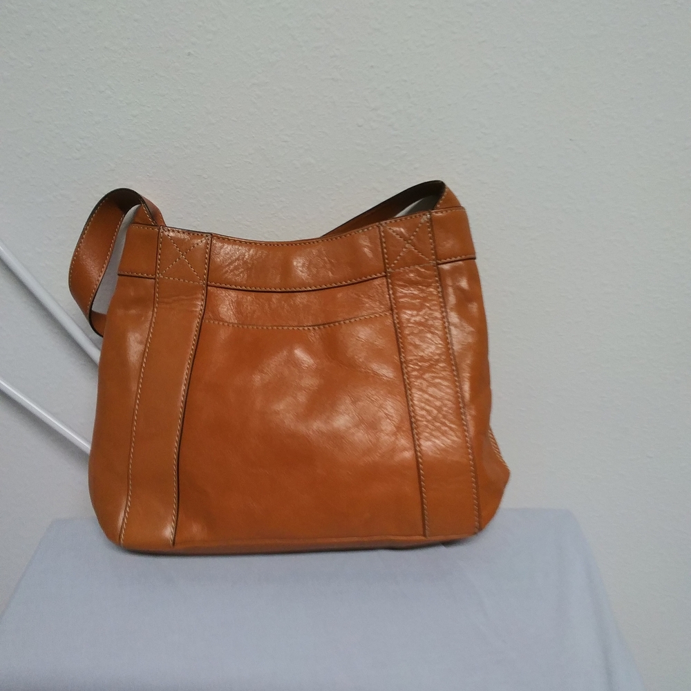 Chic Tan Leather Shoulder Bag